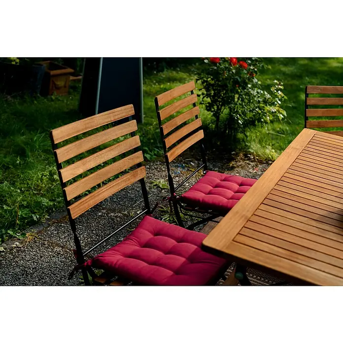 Sunfun Moni Gartenstuhl - Ohne Armlehnen, Akazie, Klappbar, Schwarz, Naturbraun, B x T x H: 57 x 45 x 88 cm - Gemütlicher Gartentisch mit Holzstühlen und roten Sitzkissen, ideal für entspannte Stunden im Freien. Perfekt für den Garten oder die Terrasse.