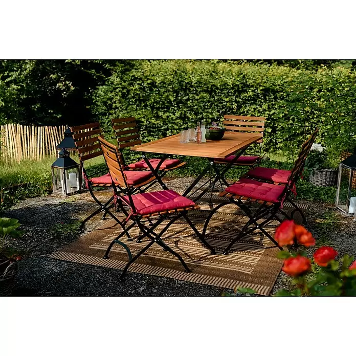 Sunfun Moni Gartentisch - L x B x H: 125 x 75 x 75 cm, Akazie, Rechteckig, Natur/Schwarz - Hölzernes Outdoor-Essgruppe mit schwarzen Metallgestellen und roten Kissen, auf einer Terrasse im Garten arrangiert.