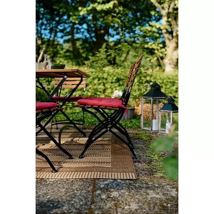 Sunfun Moni Gartenstuhl - Ohne Armlehnen, Akazie, Klappbar, Schwarz, Naturbraun, B x T x H: 57 x 45 x 88 cm - Garten-Essgruppe mit Holztisch und -stühlen, schwarzen Gestellen und roten Kissen auf einem gemusterten Outdoor-Teppich.