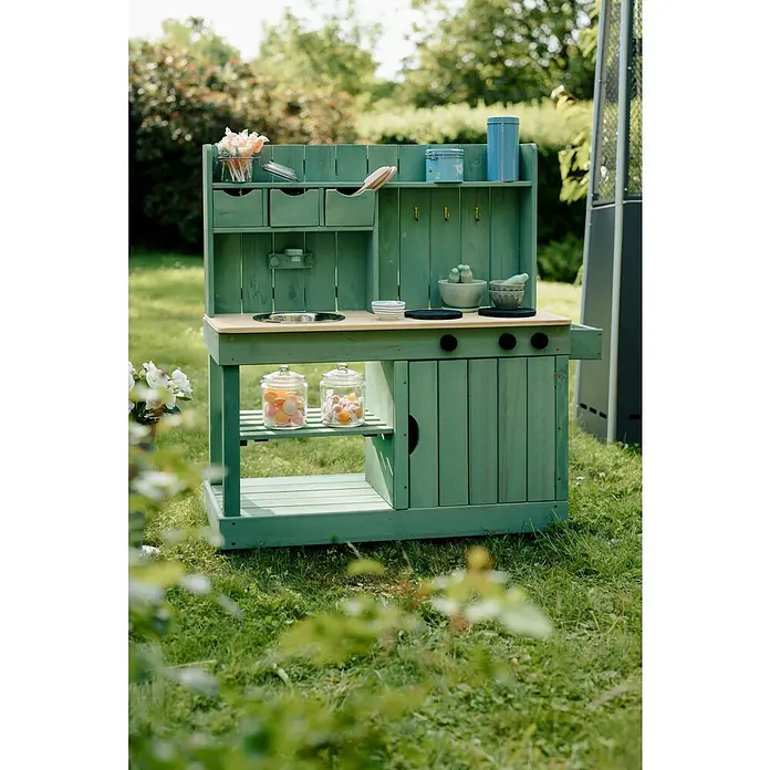 Muddy Buddy Matschküche Explorer - 102 x 40 x 105 cm, Holz, Salbeigrün - Eine grüne Holzküche für Kinder im Garten. Das Spielhaus hat Regale, Schubladen und Zubehör zum Spielen im Freien.