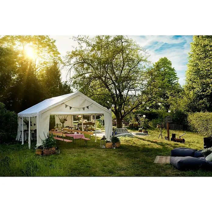 Sunfun Partyzelt - B x T: 396 x 600 cm, Farbe Dach: Weiß - Ein weißes Partyzelt steht im Garten mit Tischen, Bänken und Dekorationen, perfekt für eine Feier im Freien. Sitzsäcke laden zum Entspannen ein.