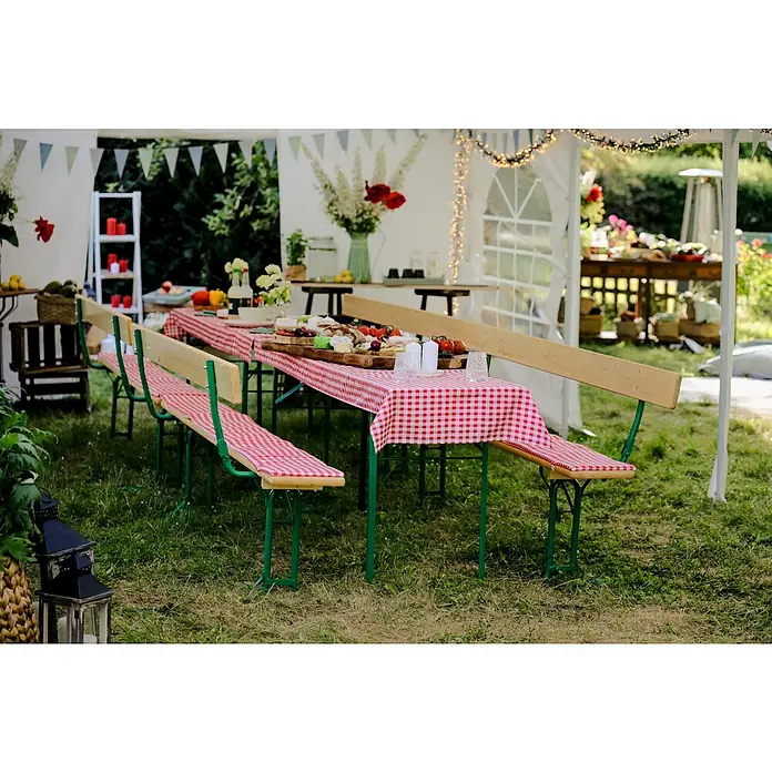 Bierbankauflagen-Set - Rot/Weiß, 240 x 70 cm, 100 % Polyester, 3 -tlg. - Einladende Outdoor-Szene mit Bierzeltgarnitur, roter Tischdecke und Speisen, ideal für Gartenpartys.