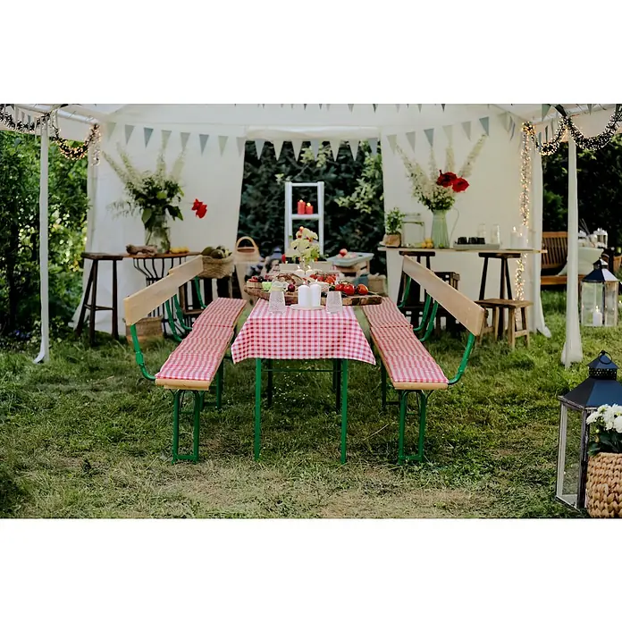 Bierbankauflagen-Set - Rot/Weiß, 240 x 70 cm, 100 % Polyester, 3 -tlg. - Outdoor-Szene mit einem grünen Picknicktisch, der mit einer rot-weiß karierten Decke und Bänken für ein einladendes Ambiente geschmückt ist.