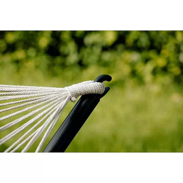 Hängematten-Set mit Gestell - L x B x H: 300 x 105 x 120 cm, Beige - Weiße Hängemattenseile, um einen schwarzen Metallhaken gewickelt.