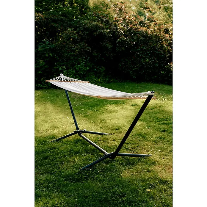 Hängematten-Set mit Gestell - L x B x H: 300 x 105 x 120 cm, Beige - Eine freistehende Hängematte mit einem cremefarbenen Tuch, das von einem robusten, dunklen Metallgestell im Garten gehalten wird.