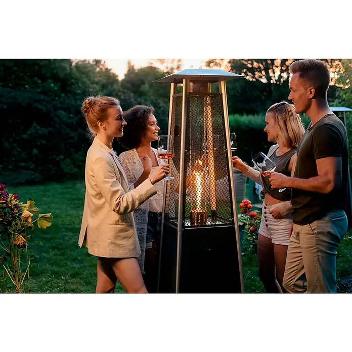 Terrassenstrahler Kairo - 10 kW, Höhe: 182 cm - Eine Gruppe von Personen versammelt sich um einen stilvollen Terrassenheizer, der für Wärme und Ambiente im Freien sorgt.
