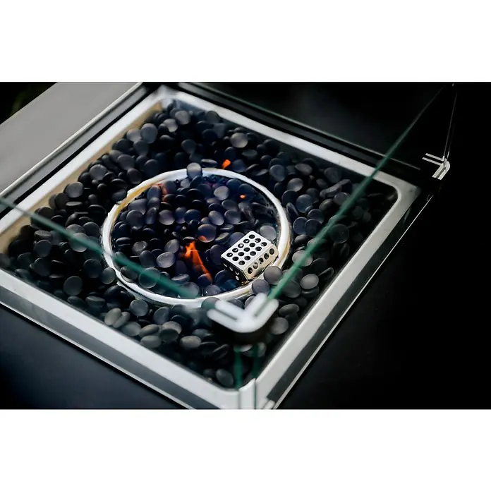 MWH Feuerstelle Palermo - 55 x 100 x 79 cm, Aluminium, Schwarz - Ein moderner, quadratischer Tischkamin mit schwarzen Ziersteinen, einer runden Brennkammer und einem einzelnen Würfel.