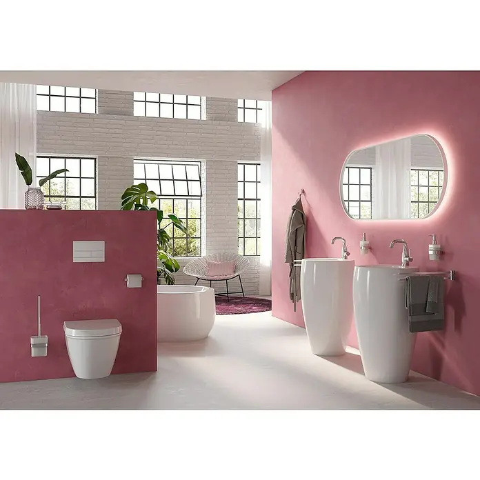 Lenz Aura Badetuchhalter - Breite: 60 cm, Chrom, Glänzend - Ein elegantes Badezimmer mit modernen weißen Waschbecken und einem beleuchteten Spiegel, kombiniert mit Akzenten in Rosa und minimalistischem Design.