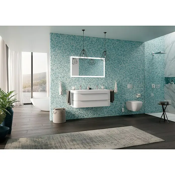 Lenz Pearl Seifenspender - Glas, Nickel - Ein modernes Badezimmer mit einem eleganten, wandhängenden Waschtisch und einem großen, beleuchteten Spiegel, umgeben von Mosaikfliesen.