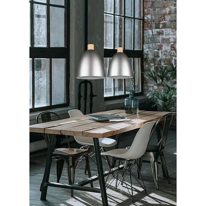 Reality Leuchten Pendelleuchte JAGGER - 40 W, Ø x H: 25 x 150 cm, Nickel-antik, E27 - Zwei silberne Pendelleuchten mit Holzaufsatz hängen über einem Esstisch mit verschiedenen Stühlen in einem hellen Raum.