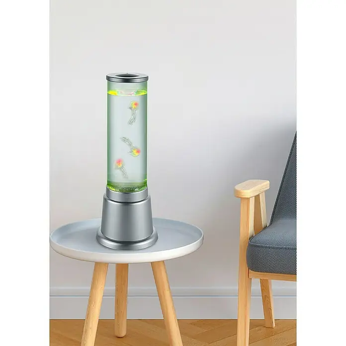 Reality Leuchten LED-Tischleuchte Tischleuchte - Höhe: 36 cm - Nahaufnahme einer Quallentischlampe auf einem Beistelltisch neben einem Stuhl.