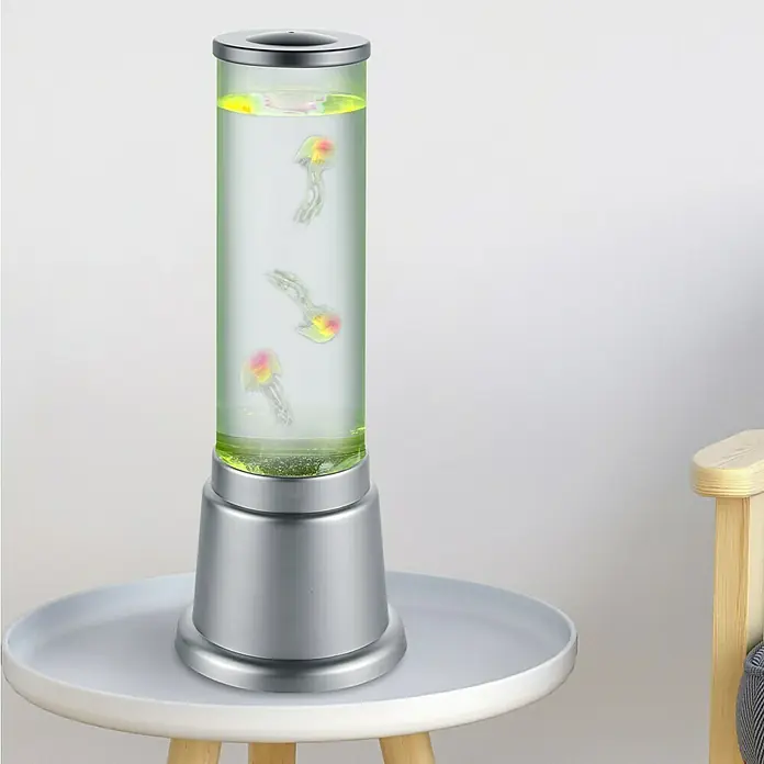 Reality Leuchten LED-Tischleuchte Tischleuchte - Höhe: 36 cm - Nahaufnahme einer Quallentischlampe mit mehreren bunten, imitierten Quallen, die in einem klaren Behälter schwimmen.