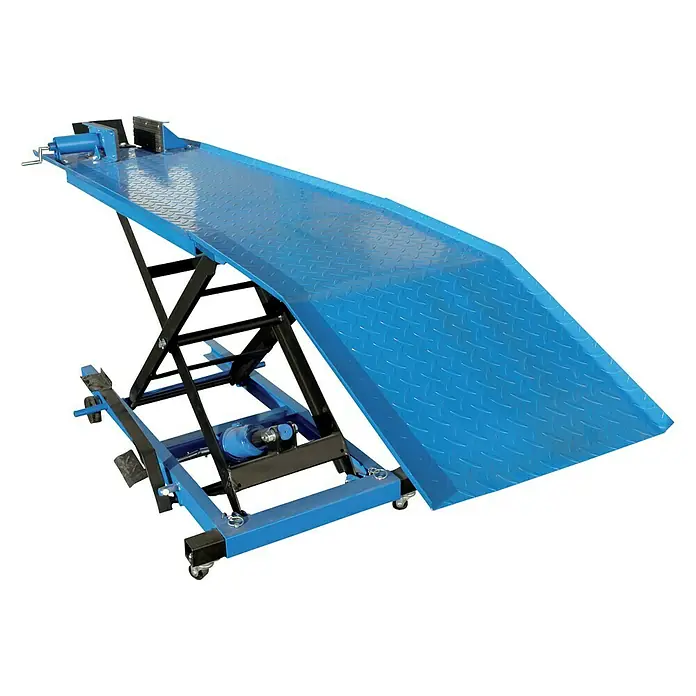 Güde Montagerampe GMR 360 - Höhenverstellung: 18 cm - 82 cm - Bild einer blauen Hebebühne für Motorräder, ideal für Werkstätten und Garagen, mit robuster Bauweise und praktischer Rampe.