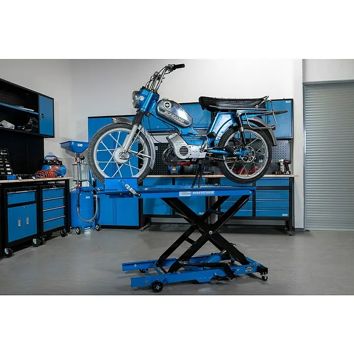 Güde Montagerampe GMR 360 - Höhenverstellung: 18 cm - 82 cm - Eine blaue Zündapp Moped auf einer blauen Güde-Hebebühne in einer Werkstatt. Werkstatteinrichtung im Hintergrund.