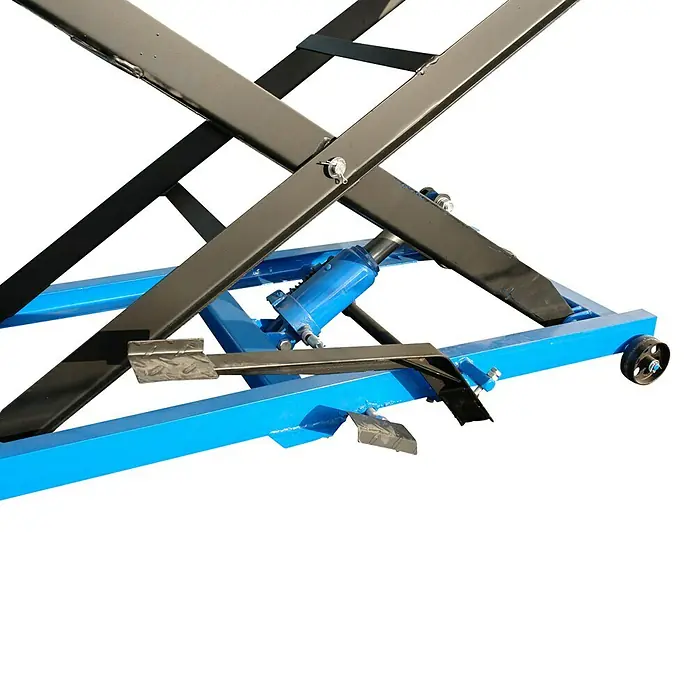 Güde Montagerampe GMR 360 - Höhenverstellung: 18 cm - 82 cm - Nahaufnahme eines blauen Motorradhebers mit schwarzer Hebevorrichtung, ideal für Werkstattarbeiten und Reparaturen.