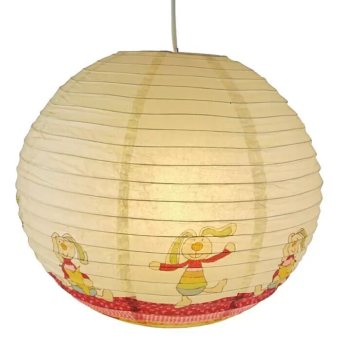 Niermann Pendelleuchte rund - Mehrfarbig - Cremefarbene Papierlaterne mit fröhlichen Hasenillustrationen, an einem Kabel hängend.