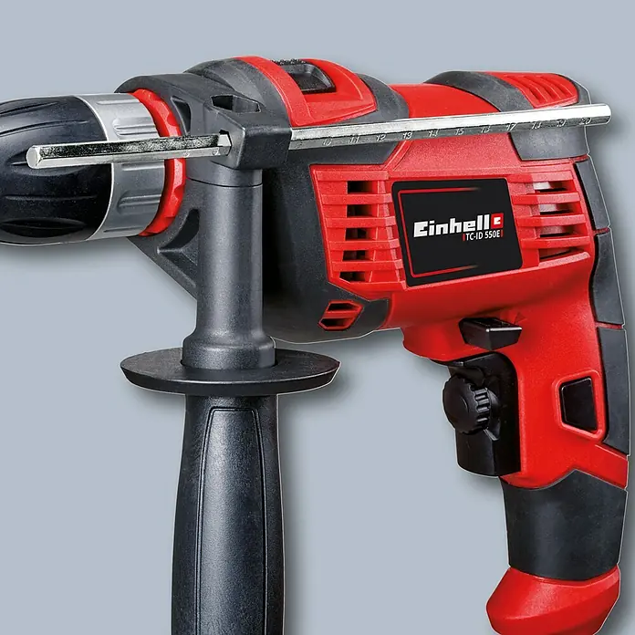 Einhell Schlagbohrmaschine TC-ID 550 E550 W, Schnellspannbohrfutter - Nahaufnahme einer roten und schwarzen Einhell TC-ID 550E Schlagbohrmaschine, die ihre Funktionen und ihr Design hervorhebt.