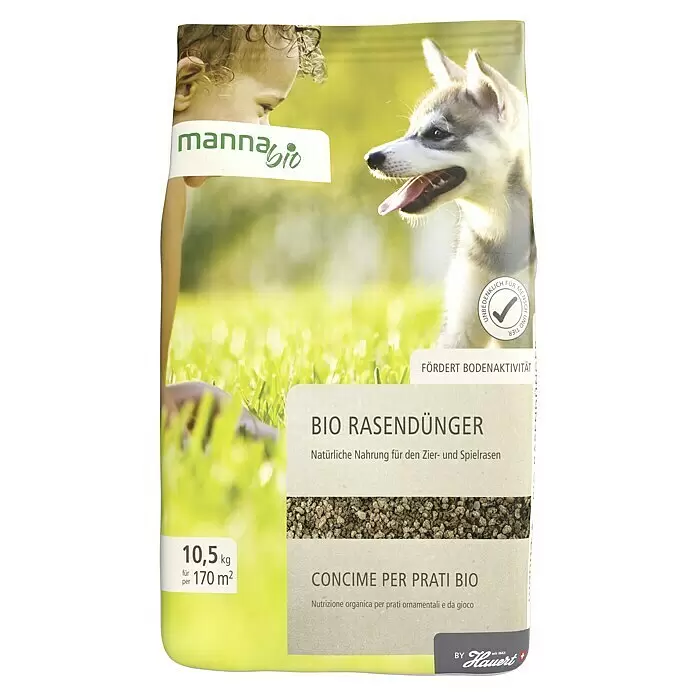 Manna Bio Rasendünger - 10,5 kg, Max. Anwendungsfläche: 170 m² - Organischer mannabio Rasendünger (10,5 kg für 170 m²), sicher für Mensch und Tier, abgebildet mit Kind und Hund auf einer Wiese.