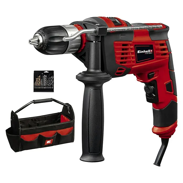 Einhell Taladro percutor TC-ID 1000 E Kit - 1.010 W, Portabrocas de sujeción rápida - Un taladro de impacto Einhell TC-ID 1000 E rojo y negro con accesorios como un juego de brocas y una bolsa de herramientas sobre un fondo negro.