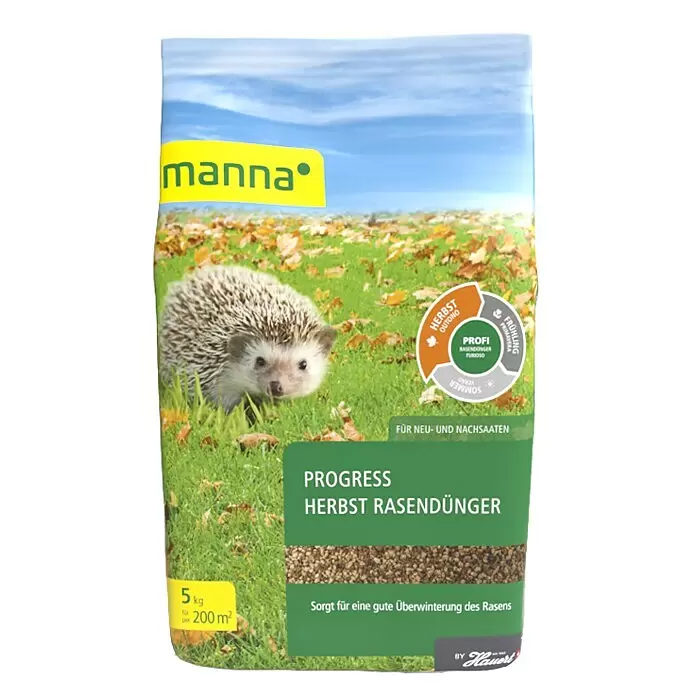 Manna Rasendünger Progress - 5 kg, Max. Anwendungsfläche: 200 m² - Grüner Beutel Manna Herbst Rasendünger mit Igel auf herbstlicher Wiese.