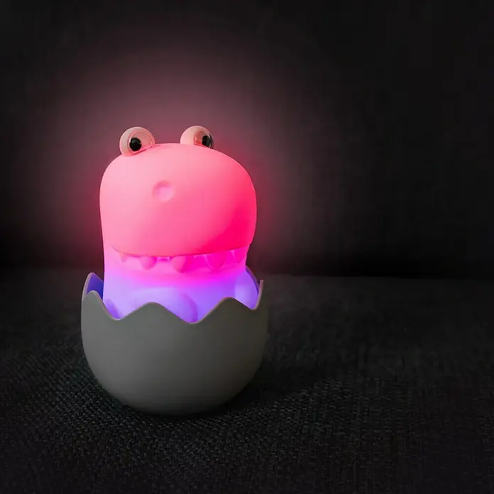 MegaLight LED-Nachtlicht DIGGY DINO - Weiß/Grau/Grün, L x B x H: 11 x 8 x 13 cm, RGBW, DIGGY DINO - Dino-Nachtlicht: Ein niedliches, pinkes Dino-Nachtlicht sitzt in einer grauen Eierschale und spendet sanftes Licht für eine beruhigende Atmosphäre.