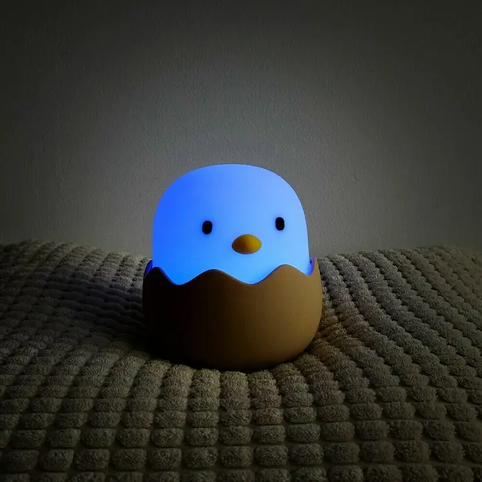 MegaLight LED-Nachtlicht EGGY EGG - Weiß/Rosa/Gelb, L x B x H: 10 x 10 x 12 cm, RGBW, EGGY EGG - Niedliches Nachtlicht in Form eines blauen Kükens, das aus einem Ei schlüpft, perfekt für Kinderzimmer.