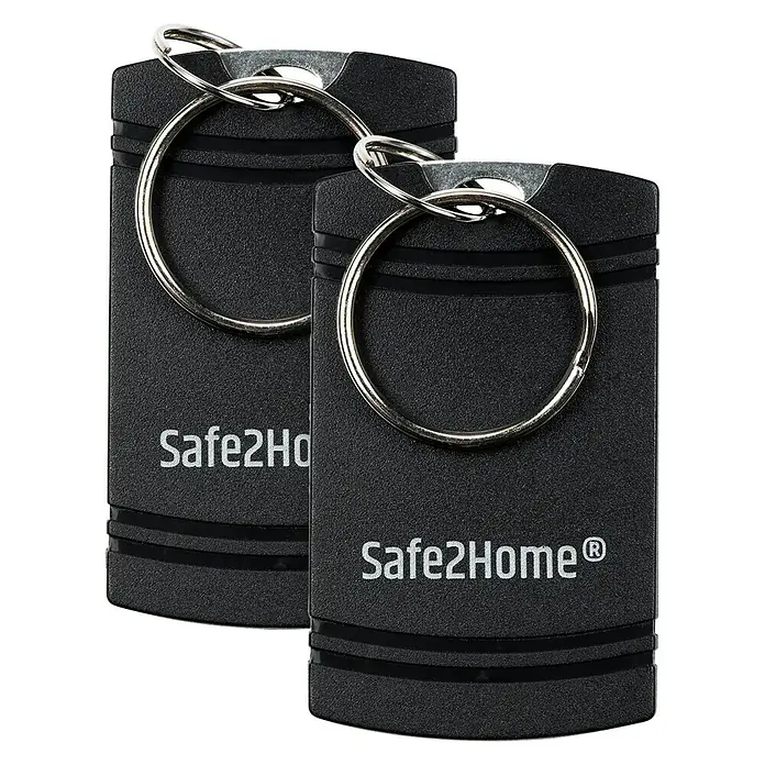 Safe2Home Alarmanlagen-Set SP210 - Alarmierungsmöglichkeiten: App - Abbildung von zwei schwarzen Safe2Home®-Fernbedienungen mit Schlüsselring vor schwarzem Hintergrund.