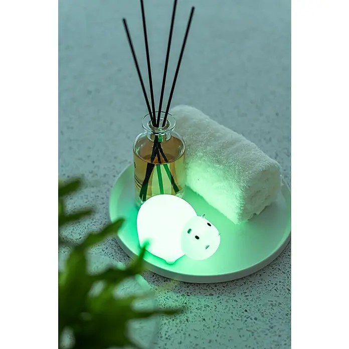 MegaLight LED-Nachtlicht SWIMMY HIPPO - L x B x H: 11 x 7 x 7 cm, Lichtfarbe: RGB, SWIMMY HIPPO - Ein bezauberndes Nachtlicht in Form eines Nilpferds, begleitet von einem Duftdiffusor und einem weichen Handtuch, die eine entspannende Atmosphäre schaffen.