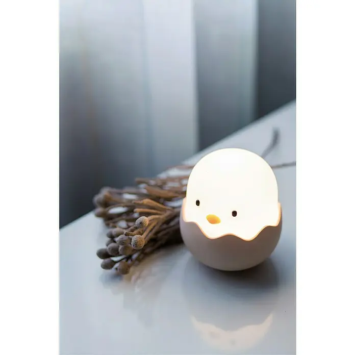 MegaLight LED-Nachtlicht EGGY EGG - Weiß/Rosa/Gelb, L x B x H: 10 x 10 x 12 cm, RGBW, EGGY EGG - Niedliche Nachttischlampe in Form eines schlüpfenden Kükens neben einer dekorativen Pflanze für eine sanfte Beleuchtung.