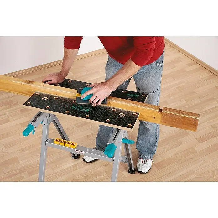 Wolfcraft Master Werkbank Master 200 - Arbeitshöhe: 800 mm, Belastbarkeit: 180 kg - Hobelbank Wolfcraft Master 200 im Einsatz beim Holzschleifen, ideal für Werkstattarbeiten.