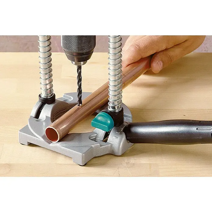 Wolfcraft Bohrständer Tec-Mobil - Schwenkbar bis ± 45° - Eine Bohrmaschine bohrt mit einem Wolfcraft Bohrständer ein Kupferrohr. Präzise Bohrungen mit dem praktischen Helfer für Handwerker.