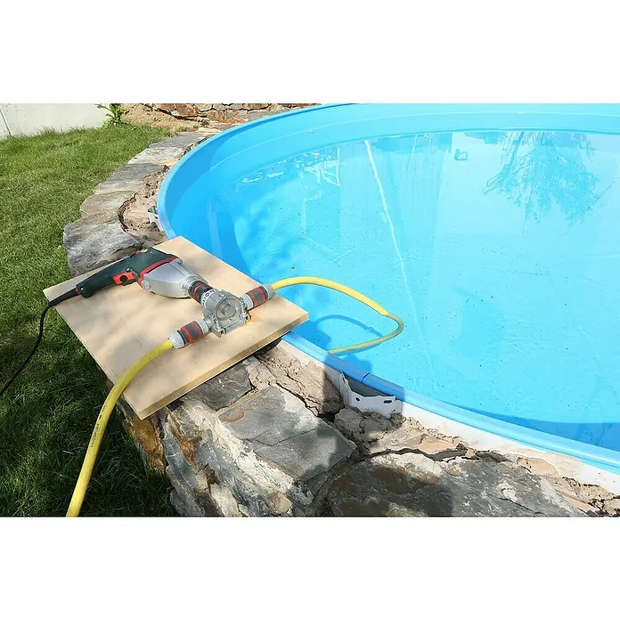 Wolfcraft Pumpe - 3.000 l/h, Förderhöhe: 24 m - 30 m, Metall - Eine Bohrmaschine, die eine Wasserpumpe antreibt, um Wasser aus einem Pool zu pumpen, steht auf einem Holzbrett.