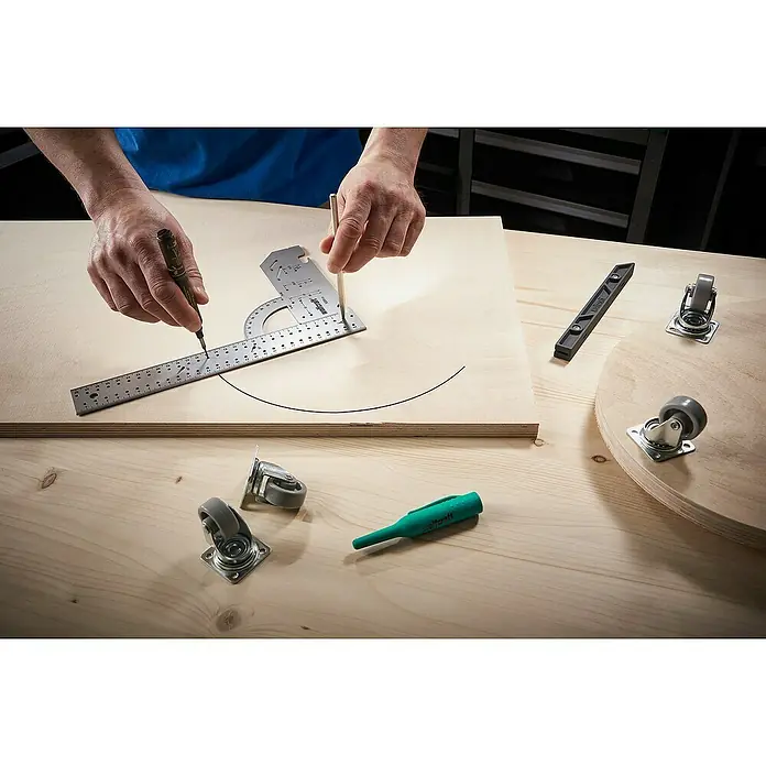 Wolfcraft Universalwinkel - 300 x 200 mm, 90 °, Wechselbarer Anschlag - Nahaufnahme eines Wolfcraft-Winkelmessers mit Zirkelfunktion, der auf einer Holzoberfläche zum Zeichnen eines Kreises verwendet wird.