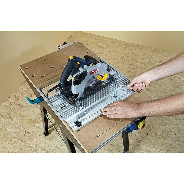 Wolfcraft Master Cut Werkbank 1500 - Arbeitshöhe: 865 mm, Belastbarkeit: 200 kg - Hände justieren eine grau-blaue Kreissäge auf einem braunen Holz-Metall-Sägetisch.
