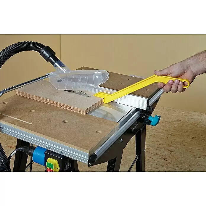 Wolfcraft Master Cut Werkbank 1500 - Arbeitshöhe: 865 mm, Belastbarkeit: 200 kg - Hand führt Holz mit gelbem Schiebestock durch eine Tischkreissäge, mit Staubabsaugsystem.