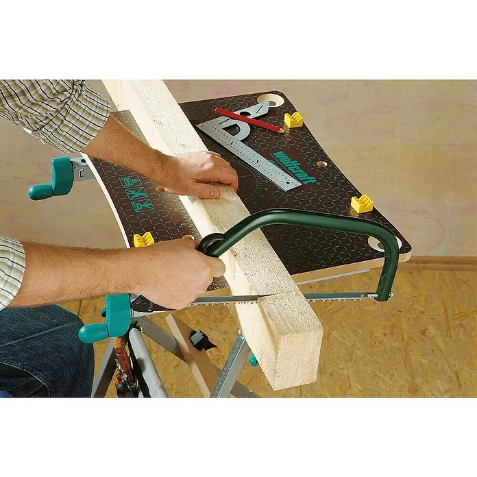 Wolfcraft Master Werkbank Master 600 - Arbeitshöhe: 950 mm, Belastbarkeit: 120 kg - Ein Mann sägt ein Stück Holz mit einer Handsäge auf einer Wolfcraft Werkbank. Die Werkbank ist mit praktischen Markierungen versehen.