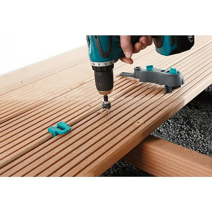 Wolfcraft Terrassenbau-Set - 11 -tlg. - Akkuschrauber beim Bohren eines Lochs in eine hölzerne Terrassendiele mit einem Wolfcraft-Werkzeug.