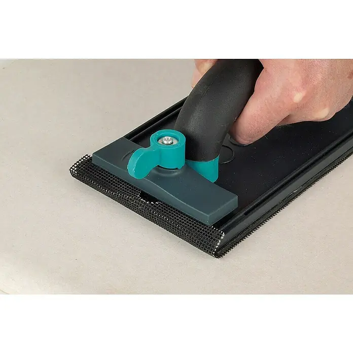 Wolfcraft Handschleifer-Set - Glätten von Flächen, 5 -tlg., Maße Schleifpapier: 280 x 115 mm - Nahaufnahme eines Handschleifers mit Netzschleifmittel in Aktion, ideal zum Schleifen von Oberflächen.