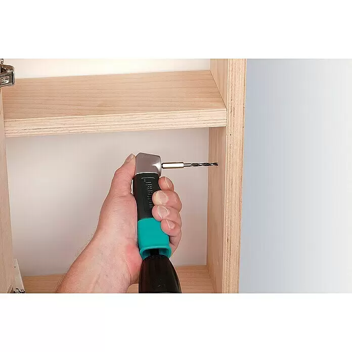 Wolfcraft Winkelgetriebe - Durchmesser Schaft: ¼″ Hex, Max. Drehzahl: 400 U/min - Winkelbohraufsatz, von einer Hand gehalten, bohrt ein Loch in die Seite eines hölzernen Schranksregals.