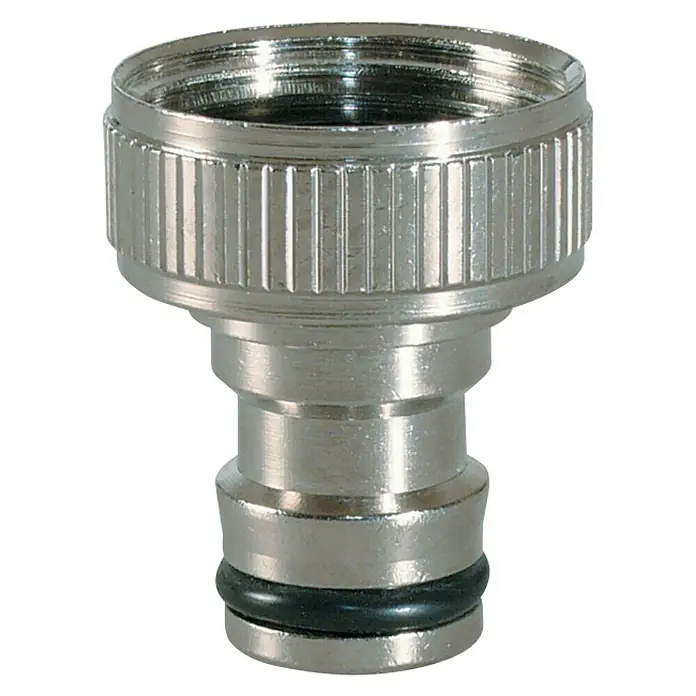 Racor manguera rápido para grifo - ¾″, Latón - Un adaptador de grifo de color plateado con roscas y un sello, aislado sobre un fondo negro.