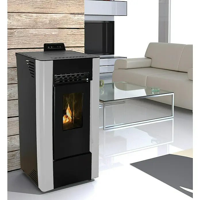 Estufa de pellets King 10 - 9,24 kW, Volumen de calefacción: 180 m³, 0,56 kg/h - 2,02 kg/h, Negro/Blanco - Interior elegante con una estufa de pellets moderna en blanco y negro, que aporta calidez y estilo a la habitación.