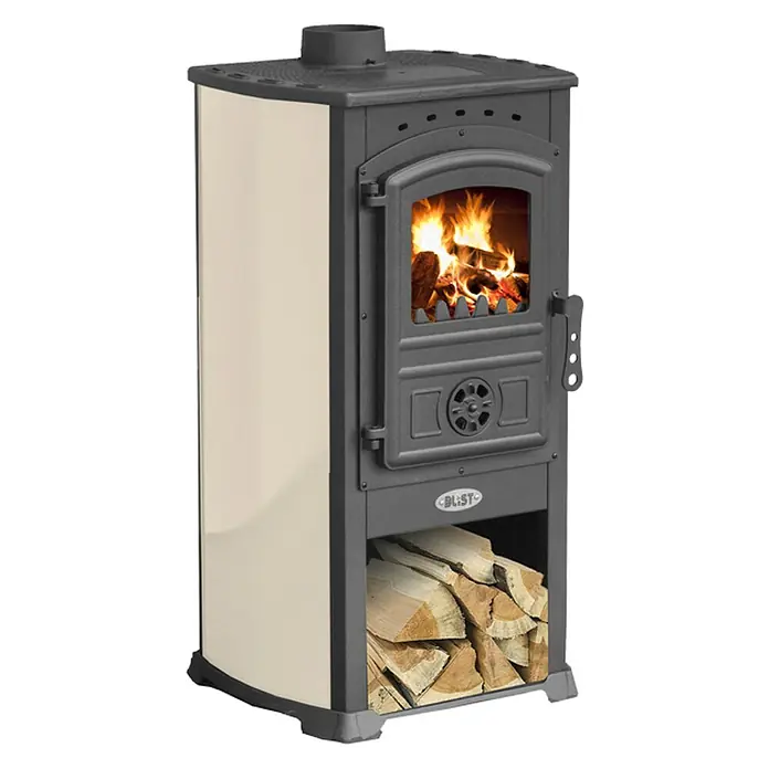Estufa de leña Katia Iron Ceramic - 8 kW, Volumen de calefacción: 145 m³, Antracita/Arena - Una estufa de leña Blist con leña en el compartimento de almacenamiento y fuego en el horno. La estufa es gris con un lado crema.