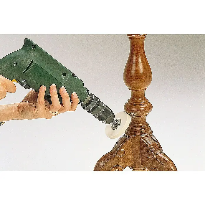 Wolfcraft Set de muelas para pulir - Apto para: Metal, 5 pzs. - Una persona pule una pata de madera con un taladro y un accesorio de pulido.