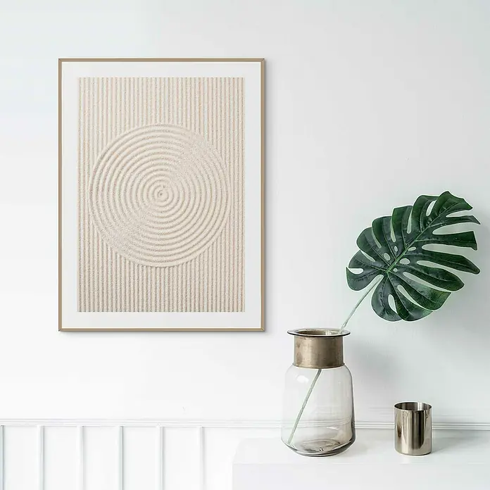 Reinders Bild Slim Frame Wood - Sandy Circles, B x H: 30 x 40 cm - Kunstdruck mit abstraktem Sandmuster, gerahmt und an einer weißen Wand mit Vase und Blatt dekoriert.