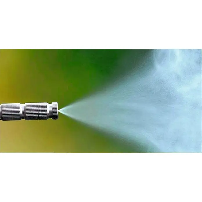 Nebulizador Vaporix Classic - Blanco - Primer plano de una boquilla rociando agua, ideal para sistemas de riego y nebulizadores.