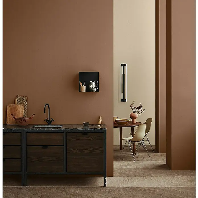 Jotun Esmalte Majestic Radiant - 750 ml, Satinado, Base Amar - Diseño moderno de cocina con armario de madera oscura, encimera de mármol y paredes marrones. Estética minimalista para un hogar elegante.