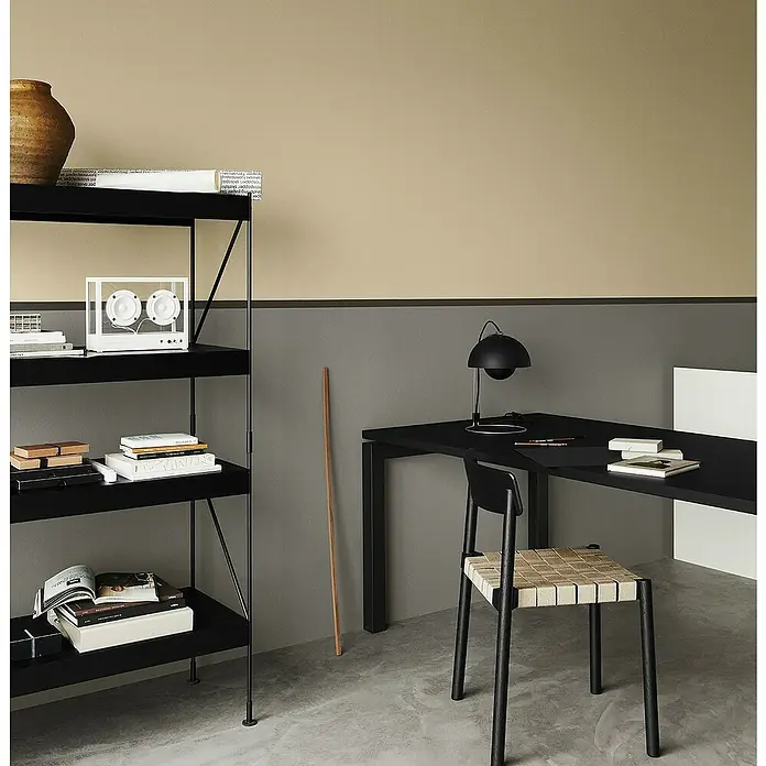 Jotun Esmalte Majestic Radiant - 750 ml, Satinado, Base Amar - Una estantería negra con elementos decorativos y libros, así como un escritorio negro con silla y lámpara en una habitación moderna.