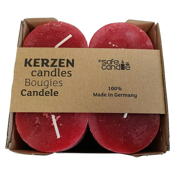 Stumpenkerzen-Set Rustic Safe Candle - 4 Stk., Ø x H: 6 x 8 cm, Rubin - Eine Packung mit vier roten Kerzen in einer Pappschachtel. Die Kerzen sind mit einem Papieretikett versehen.