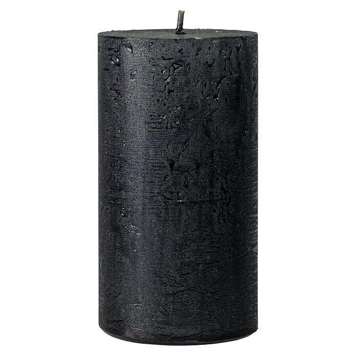 Stumpenkerze Nova Safe - Ø x H: 6 x 11 cm, Schwarz - Nahaufnahme einer großen, schwarzen Stumpenkerze mit rauer Textur und einem kurzen Docht, isoliert auf einem schwarzen Hintergrund.