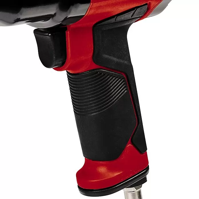 Einhell Classic Druckluft-Schlagschrauber TC-PW 340 - Betriebsdruck: 0 bar - 6,3 bar, Leerlaufdrehzahl: 7.500 U/min, Luftverbrauch: 198 l/min - Nahaufnahme eines rot-schwarzen Elektrowerkzeuggriffs mit strukturierter Grifffläche und Auslöseknopf.
